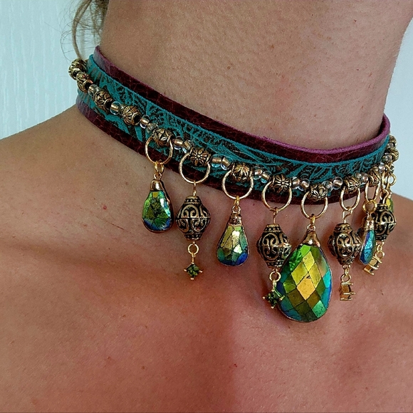 Mystic Labradorite leather choker necklace and earrings set - Picture 4 of 9